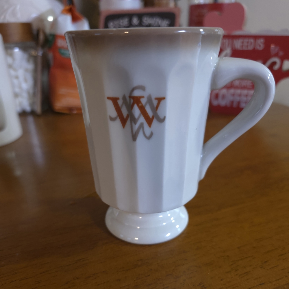 Vintage WILLIAMSBURG MOTOR HOTEL Logo Mug